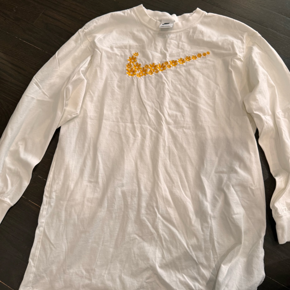 Nike daisy swoosh tee